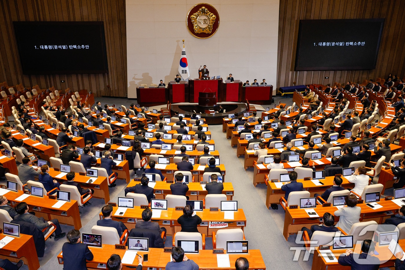 우원식 국회의장이 14일 오후 서울 여의도 국회에서 열린 제419회국회&#40;임시회&#41; 제4차 본회의에서 윤석열 대통령 탄핵소추안을 가결을 선언하고 있다. 12·3 비상계엄 사태 열하루 만인 이날 윤 대통령 탄핵소추안은 재석 300명 중 찬성 204명, 반대 85명, 기권 3명, 무효 8명으로 통과됐다. 2024.12.14/뉴스1 ⓒ News1 안은나 기자