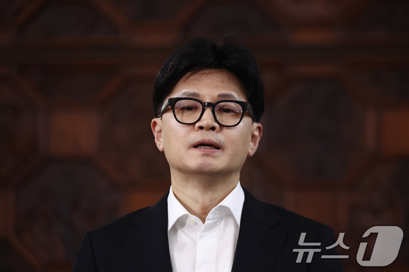 윤석열 대통령 탄핵소추안이 국회 본회의를 통과한 14일 한동훈 국민의힘 대표가 서울 여의도 국회에서 열린 의원총회 도중 나와 입장을 밝히고 있다. 2024.12.14/뉴스1 ⓒ News1 김민지 기자