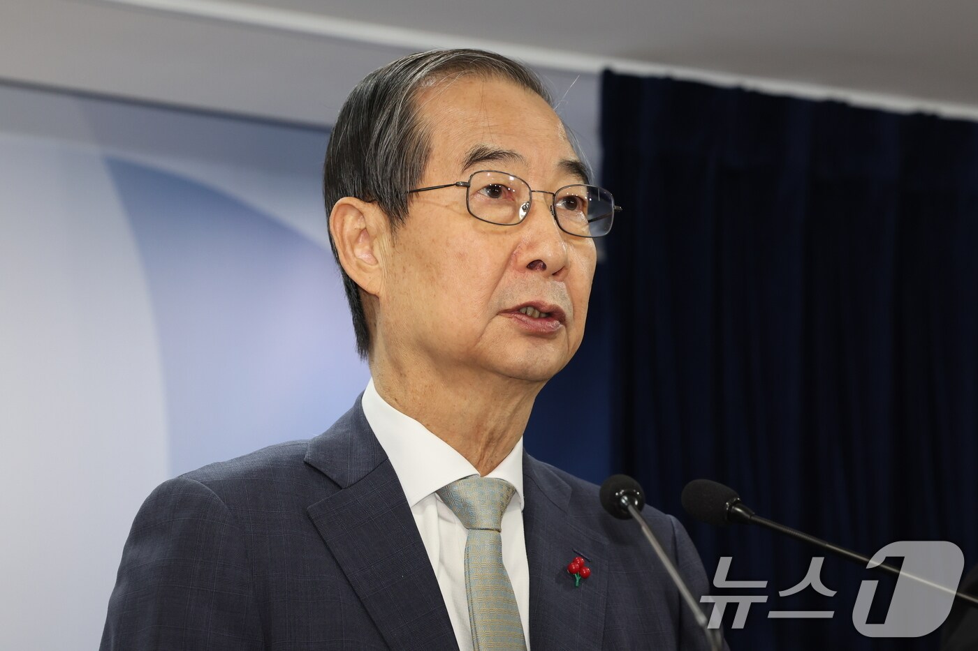 한덕수 대통령 권한대행 겸 국무총리가 14일 서울 종로구 정부서울청사에서 대국민담화를 발표하고 있다. 탄핵안 가결로 윤석열 대통령의 직무는 정지되고, 헌법에 따라 한덕수 국무총리가 대통령 권한대행을 맡는다. 2024.12.14/뉴스1 ⓒ News1 허경 기자