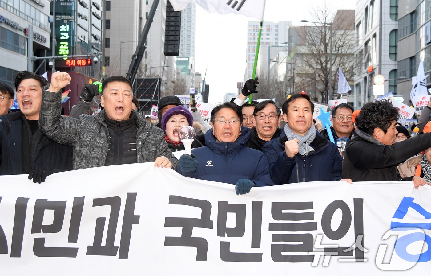 강기정 광주시장이 14일 오후 금남로 일원에서 열린 광주시민 총궐기대회에 참석해 시민들과 함께 구호를 외치고 있다.&#40;광주시 제공&#41;2024.12.14/뉴스1 ⓒ News1 박준배 기자