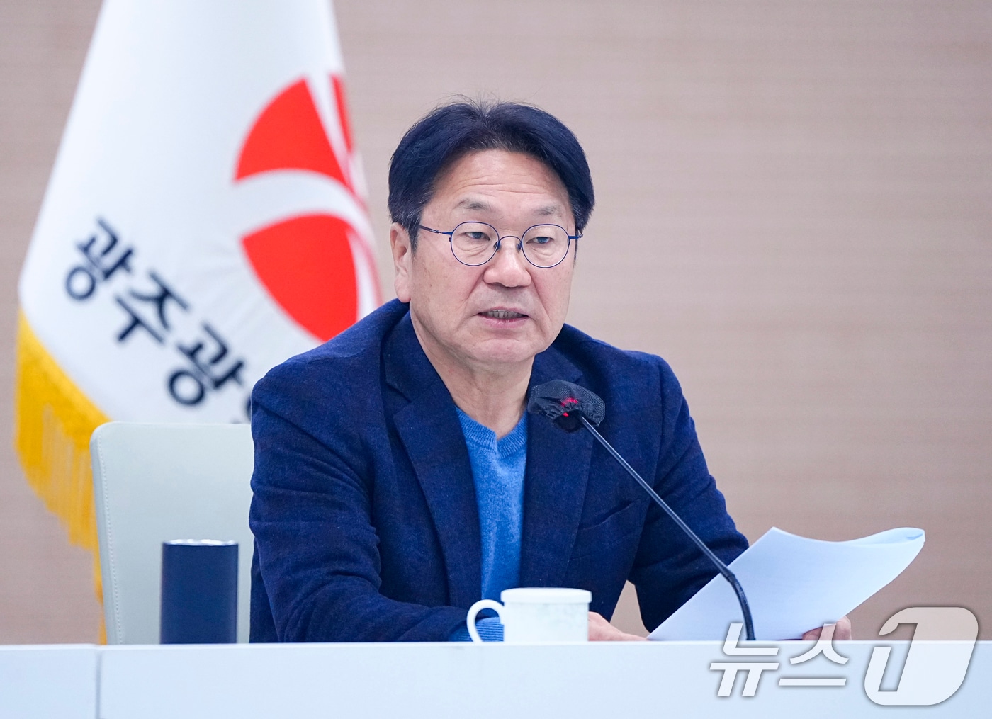 강기정 광주시장이 15일 오후 시청 중회의실에서 윤석열 대통령 탄핵소추안 가결에 따른 긴급 간부회의를 열고 ‘민생안정 대책회의’를 주재하고 있다.(광주시 제공)2024.12.15/뉴스1