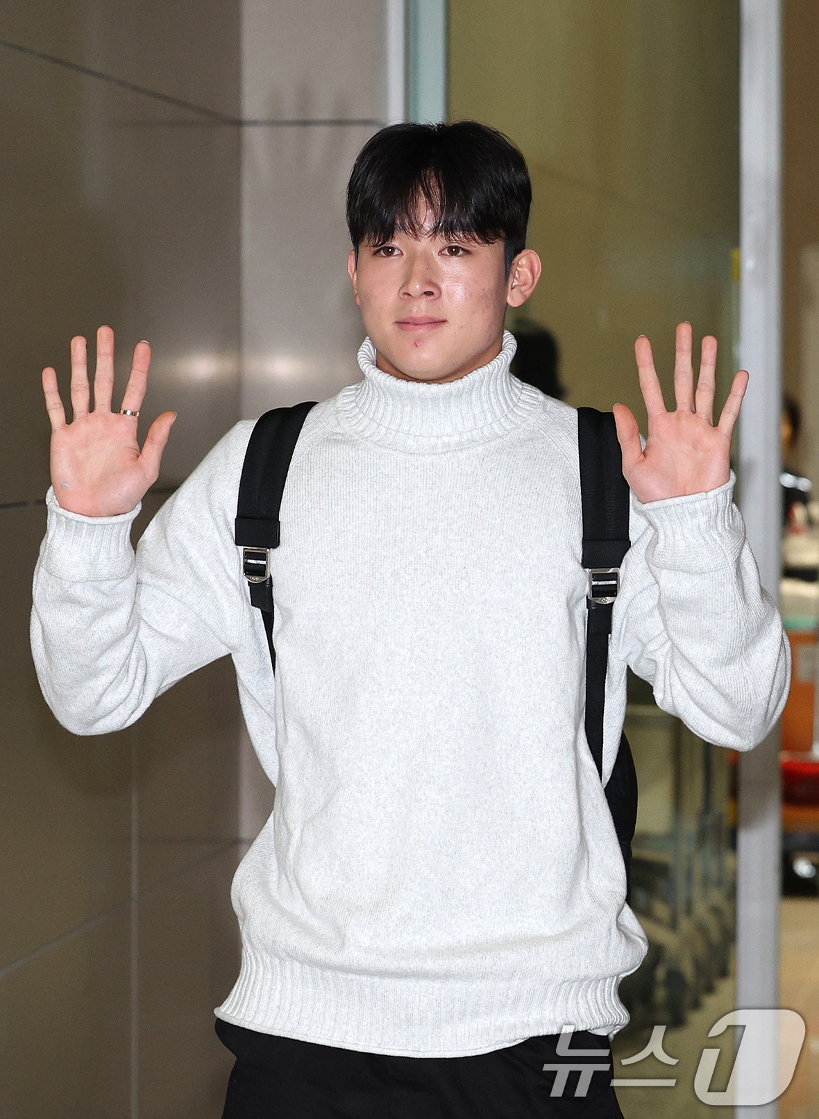 잉글랜드 프리미어리그&#40;PL&#41; 토트넘 홋스퍼에 합류하는 양민혁이 16일 오전 인천국제공항 제2터미널을 통해 영국 런던으로 출국하고 있다. 2024.12.16/뉴스1 ⓒ News1 장수영 기자