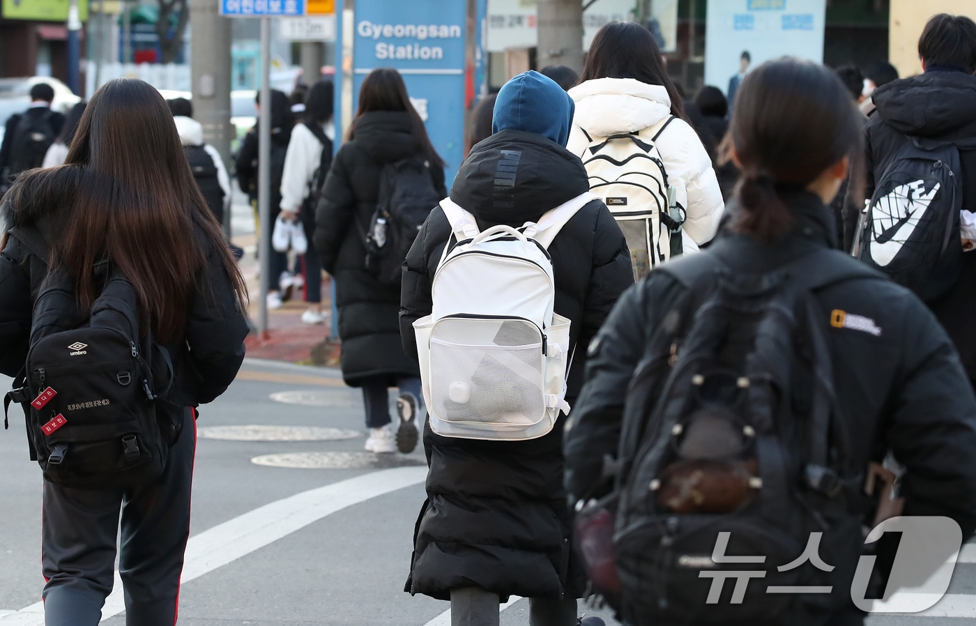 두꺼운 외투를 챙겨 입은 학생들이 길을 건너고 있다. 2024.12.16/뉴스1 ⓒ News1 공정식 기자