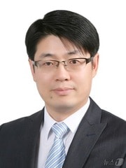 2024 대한민국 중소기업 규제혁신 대상에서 근정포장을 수상한 구본규 법제처 부이사관.(중소기업 옴부즈만 제공)