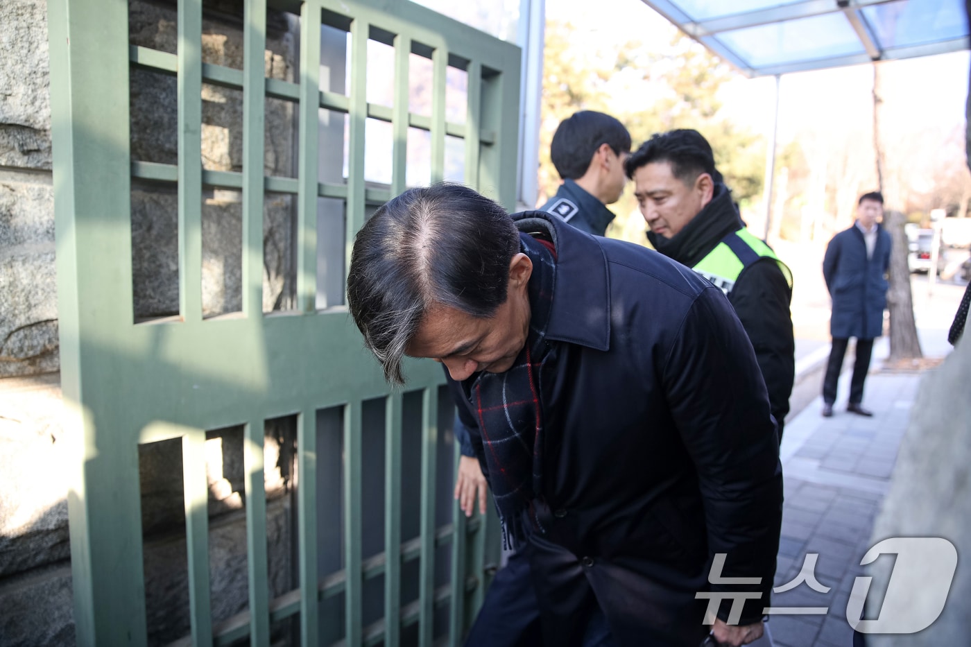 자녀 입시 비리와 청와대 감찰 무마 혐의로 대법원으로부터 징역 2년 실형을 확정 받은 조국 전 조국혁신당 대표가 2024년 12월 16일 오전 경기도 의왕시 서울 구치소로 수감되기 전 인사하고 있다. ⓒ News1 이승배 기자