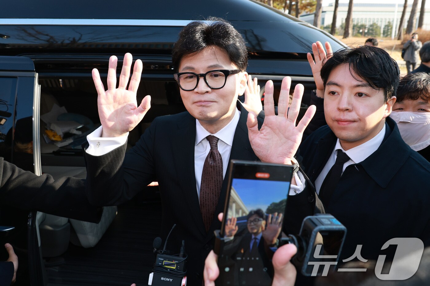 한동훈 국민의힘 대표가 16일 서울 여의도 국회에서 당대표 사퇴 관련 기자회견을 마친 뒤 지지자들을 향해 인사하고 있다. (공동취재) 2024.12.16/뉴스1 ⓒ News1 안은나 기자