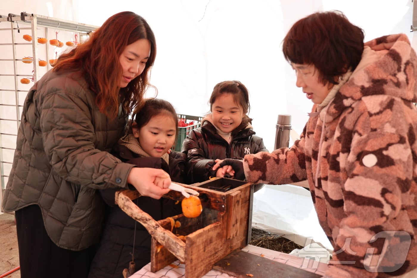 논산 양촌곶감축제를 찾은 방문객들이 즐거운 시간을 보내고 있다. &#40;논산시 제공&#41; / 뉴스1 