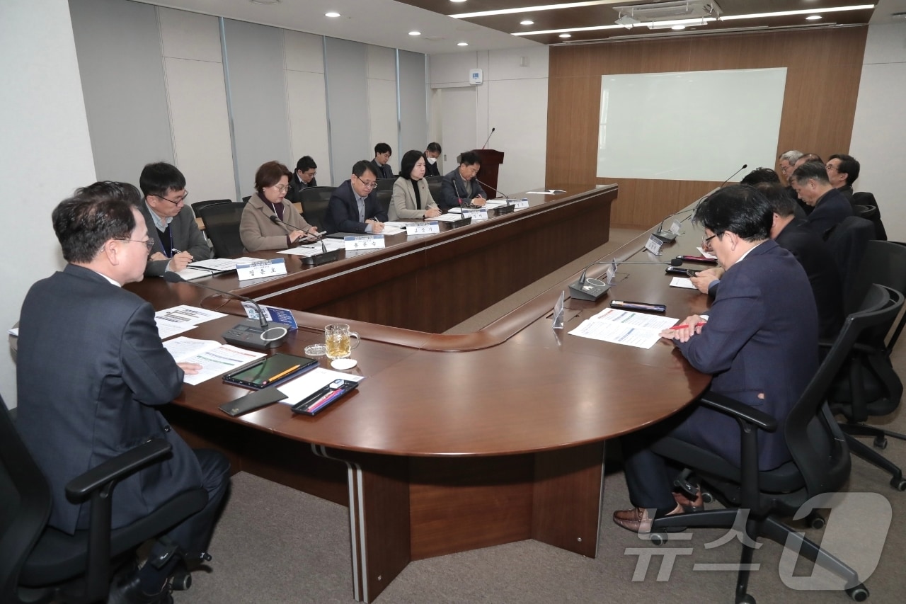 육동한 춘천시장은 16일 시청에서 산하 8개 공공기관장과 긴급 간담회를 개최했다. (춘천시 제공)