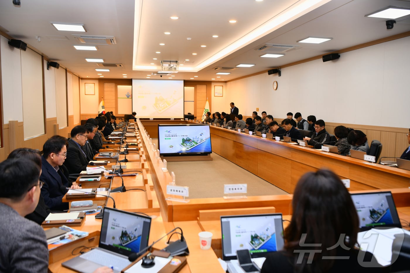 16일 속초시청 디지터상황실에서 열린 지능형교통체계&#40;ITS&#41; 구축사업 완료보고회 모습.&#40;속초시 제공&#41; 2024.12.16/뉴스1