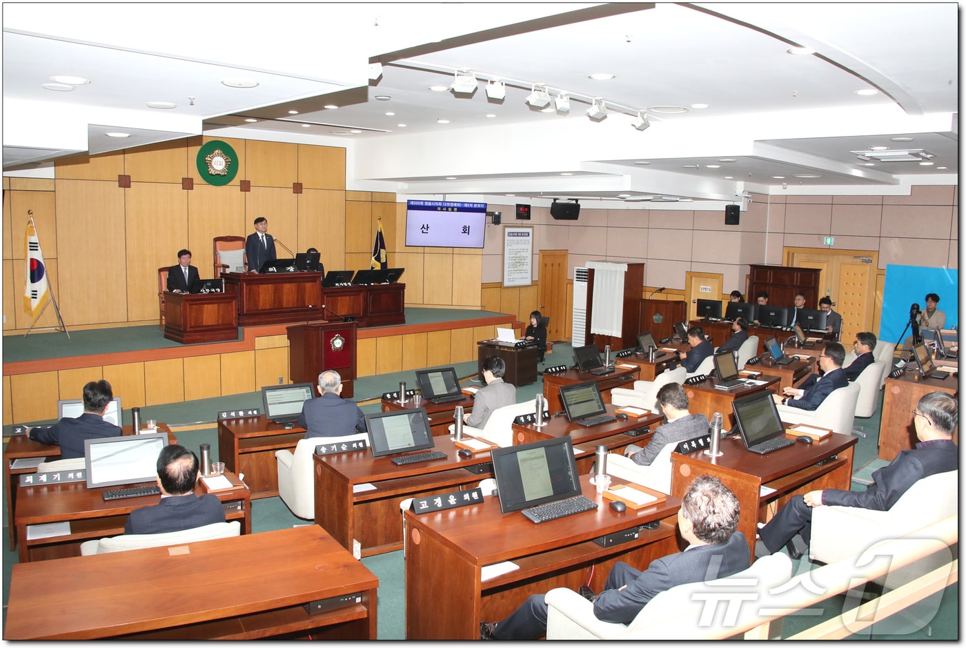 정읍시의회는 16일 제300회 제2차 정례회 제5차 본회의를 끝으로 35일간의 일정을 모두 마쳤다. 정읍시의회 본회의장(정읍시 의회)2024.12.16/뉴스1