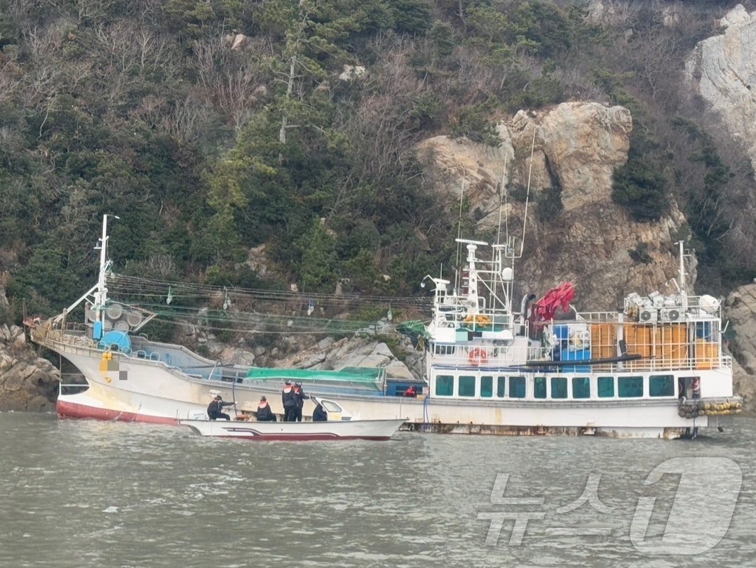 16일 오후 1시 59분쯤 전남 진도군 양덕도 인근 해상에서 12명이 타고 있던 24톤급 조기잡이 어선 A 호가 좌초돼 목포해경이 구조작업을 하고 있다. &#40;목포해경 제공&#41; 2024.12.16/뉴스1