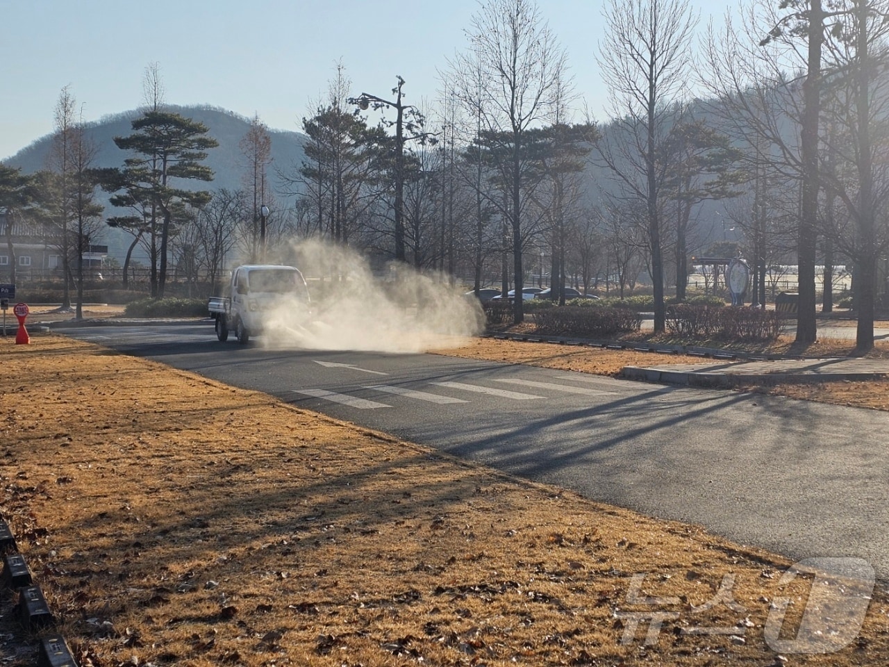 예산황새공원 방역 모습.&#40;예산군 제공&#41;/뉴스1