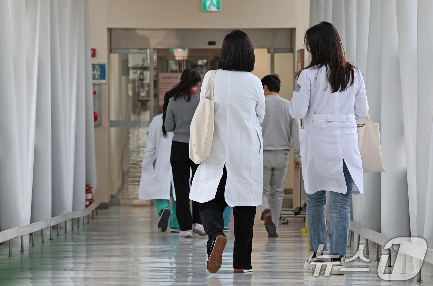 17일 서울의 한 대학병원에서 의료진이 이동하고 있다. 2024.12.17/뉴스1 ⓒ News1 장수영 기자