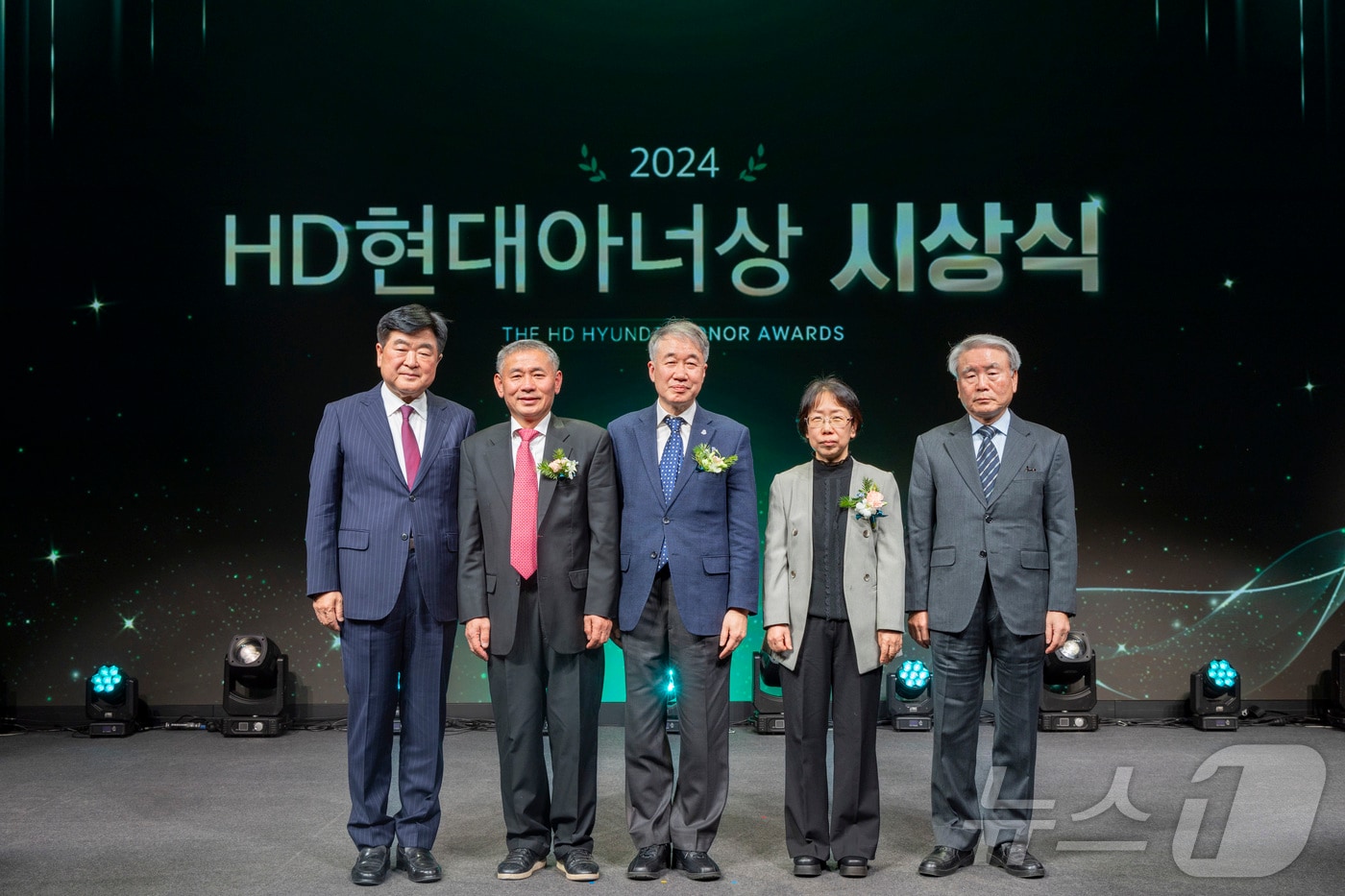 17일 HD현대 글로벌R&D센터에서 제2회 HD현대아너상 시상식이 개최, 수상자들이 기념 촬영을 하고 있다.&#40;HD현대중공업제공&#41;