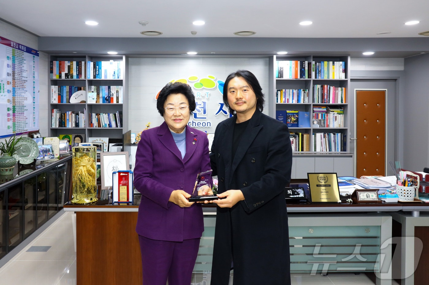 김경희 이천시장&#40;왼쪽&#41;이 지난 16일 ‘자랑스러운 경기도박물관인상 공로상’을 수상했다.&#40;이천시 제공&#41;