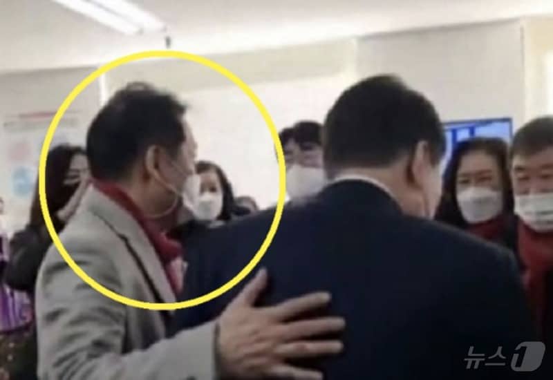 2022년 윤석열 당시 대선후보가 선거대책본부의 네트워크본부 사무실을 방문했을 때, '건진법사'로 알려진 전성배씨(노란색 원)가 관계자들에게 소개하고 있다. /유튜브 캡쳐