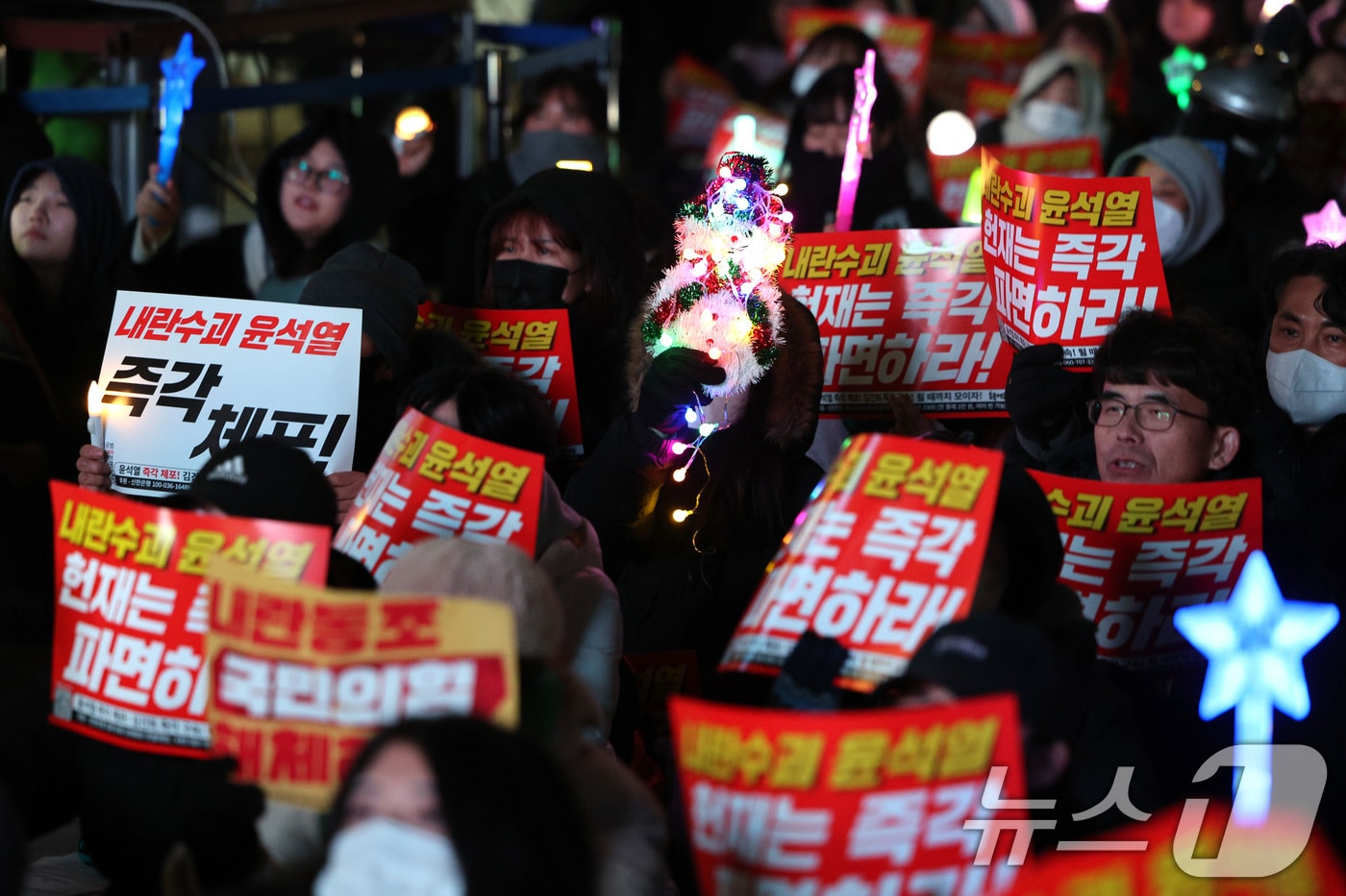 17일 오후 서울 종로구 보신각 앞에서 열린 윤석열 체포·김건희 구속 촛불대행진에 참가한 시민들이 윤석열을 체포하라는 구호를 외치고 있다. 2024.12.17/뉴스1 ⓒ News1 신웅수 기자