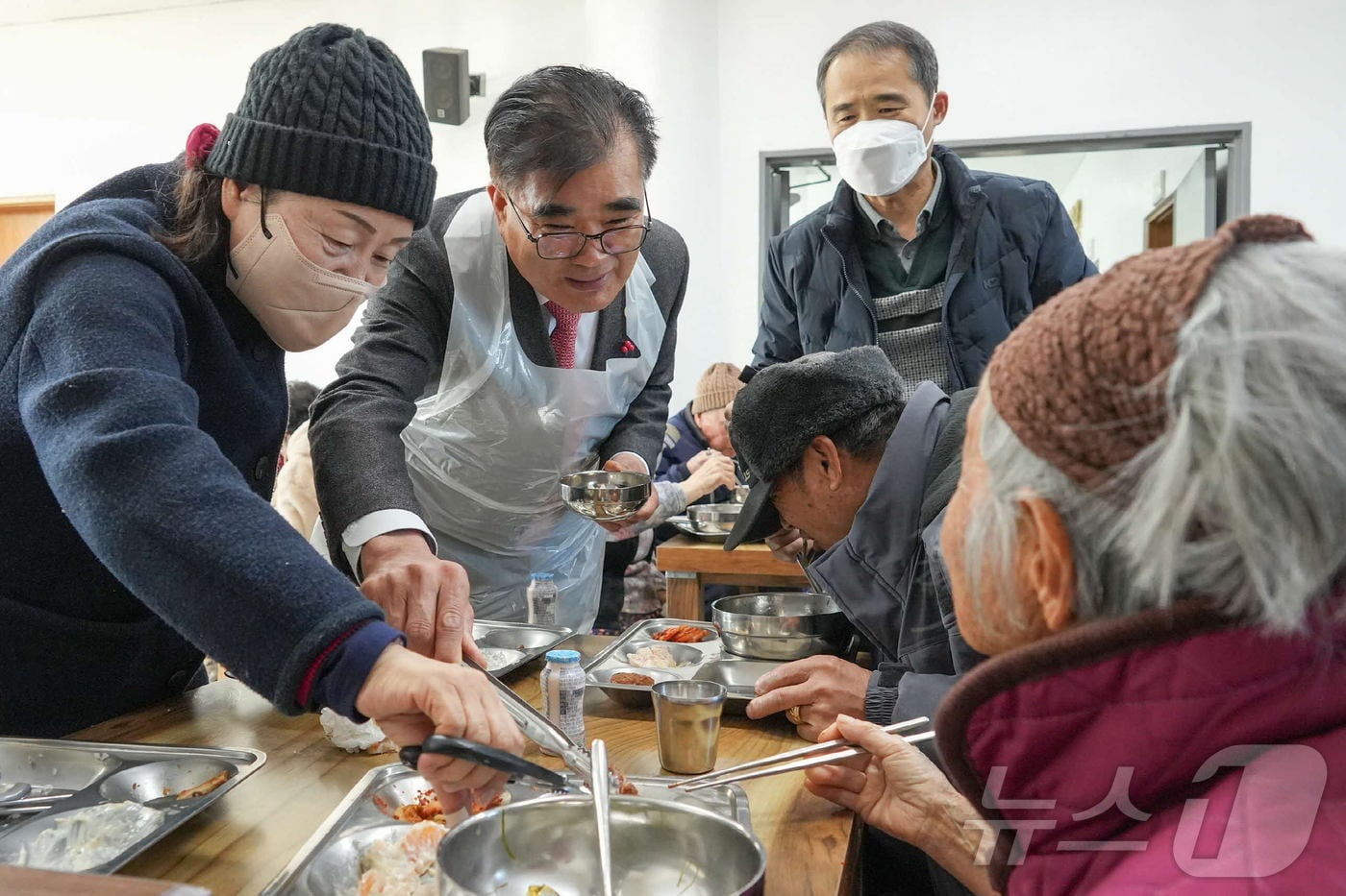 김기웅 서천군수&#40;왼쪽 두 번째&#41;가 무료경로식당에서 배식봉사를 하고 있다.&#40;서천군 제공&#41;/뉴스1