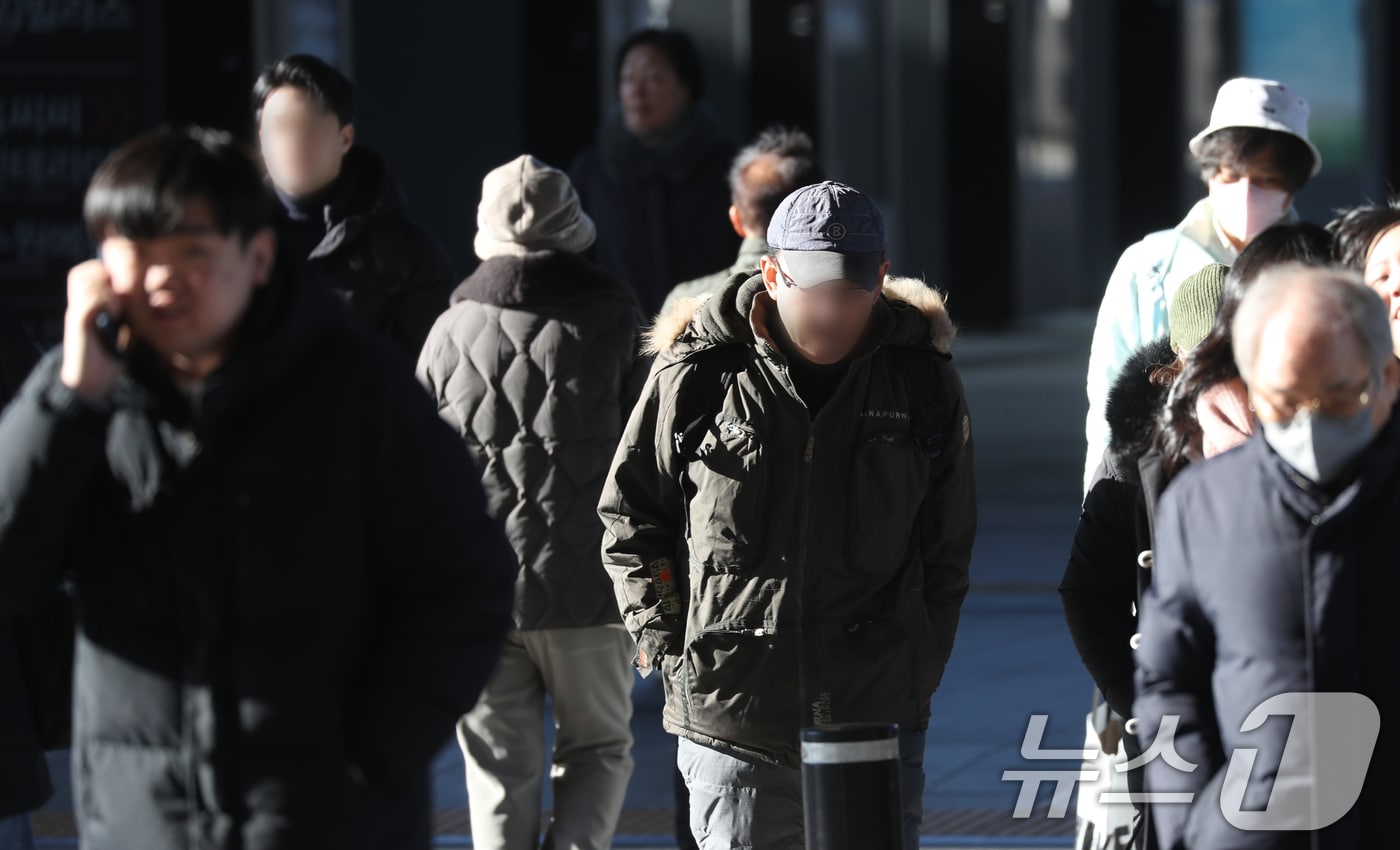 수도권 지역에 강추위가 이어진 18일 오전 경기 수원시 권선구 수원역환승센터에서 시민들이 두꺼운 외투를 입고 이동하고 있다. 2024.12.18/뉴스1 ⓒ News1 김영운 기자