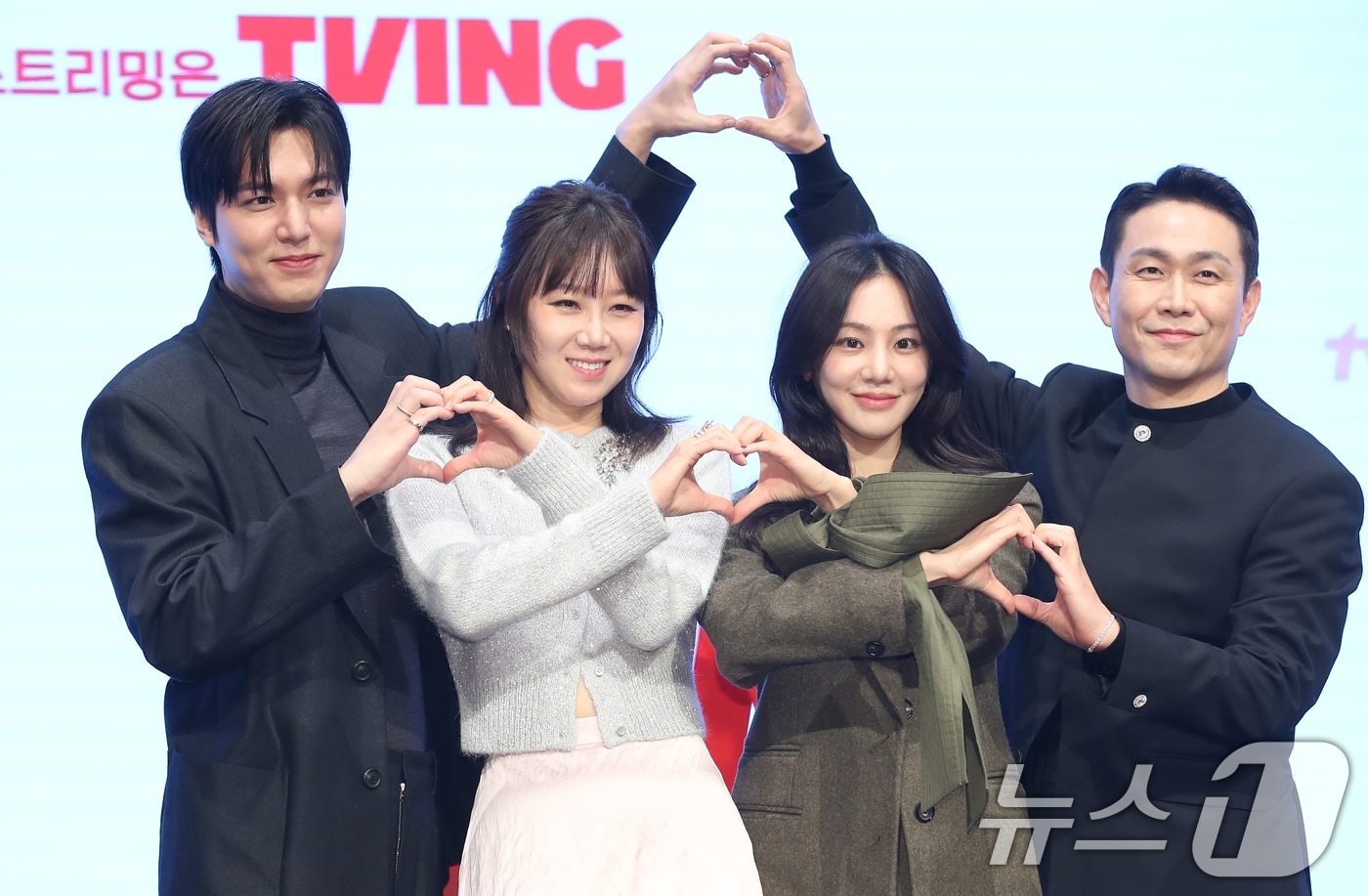 배우 이민호(왼쪽부터)와 공효진, 한지은, 오정세가 18일 오후 서울 구로구 신도림 더 세인트에서 열린 tvN 새 토일드라마 '별들에게 물어봐' (극본 서숙향, 연출 박신우) 제작발표회에 참석해 포즈를 취하고 있다. ⓒ News1