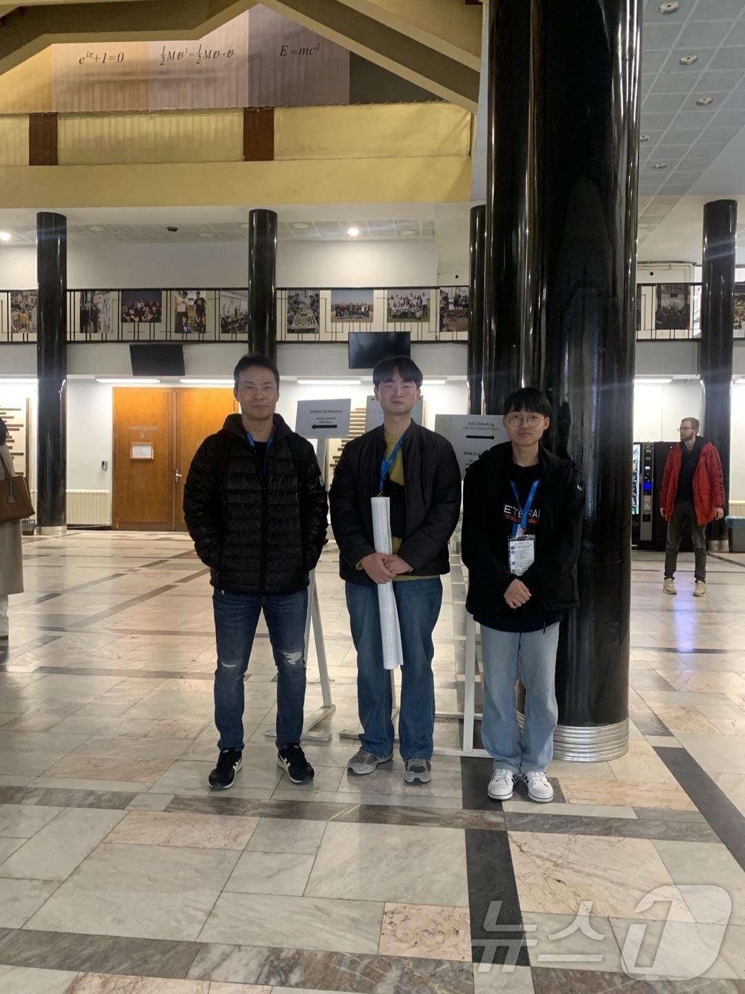 왼쪽부터 신광복 교수와 전영환, 김창호 학생이 학회 참가 후 기념촬영을 하고 있다.(국립한밭대 제공)/뉴스1