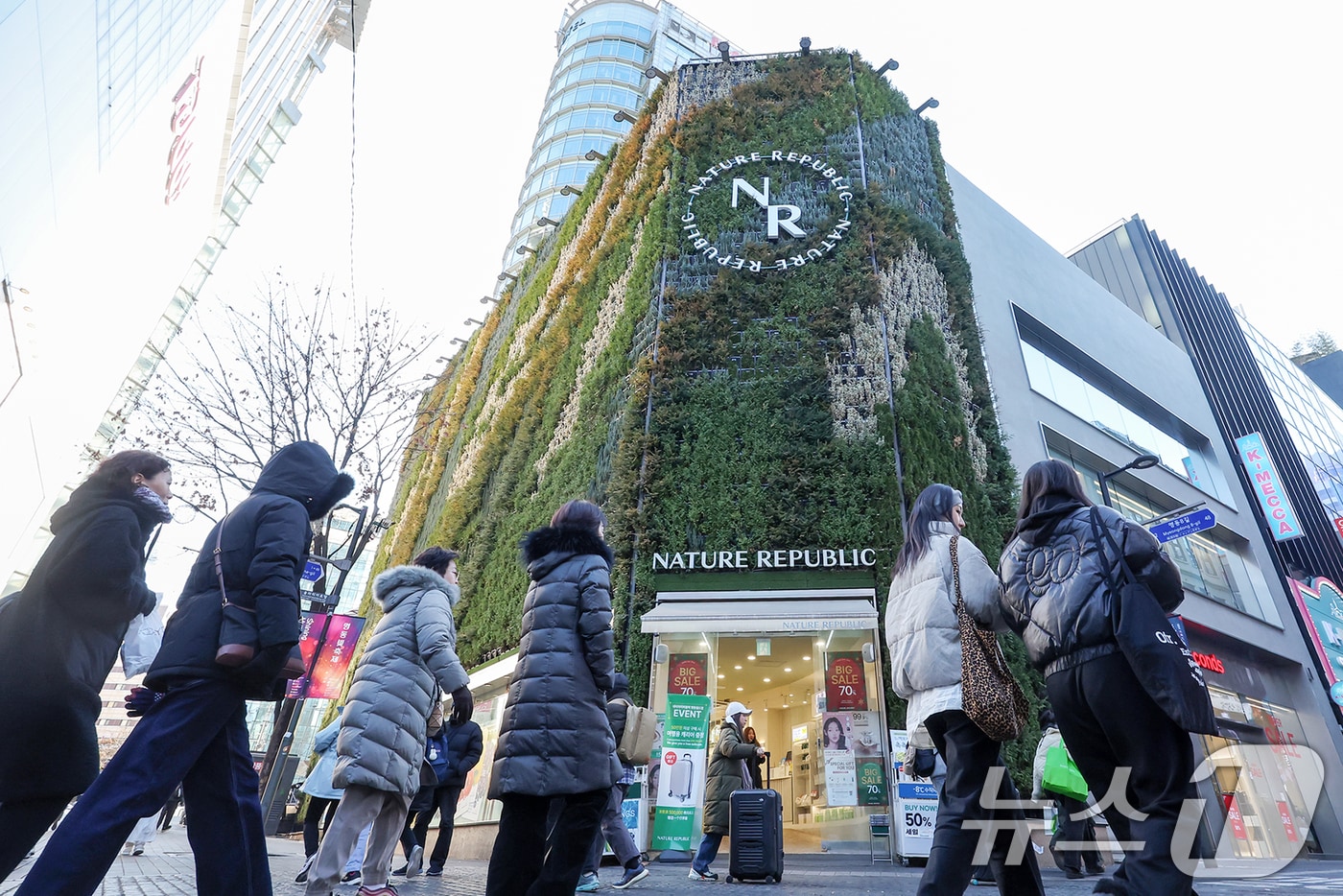 명동 네이처 리퍼블릭(명동월드점) 부지가 전국에서 땅값이 가장 비싼 곳으로 조사됐다. 22년째 부동의 1위다. 국토교통부의 '2025년 표준지·표준주택 공시가격(안)'에 따르면 명동 네이처리퍼블릭 부지의 ㎡당 공시지가는 1억 8050만 원으로, 지난해(1억 7540만 원)보다 2.9%(510만 원) 올랐다. 18일 서울 중구 명동 네이처 리퍼블릭 앞으로 시민들이 오가고 있다. 2024.12.18/뉴스1 ⓒ News1 민경석 기자