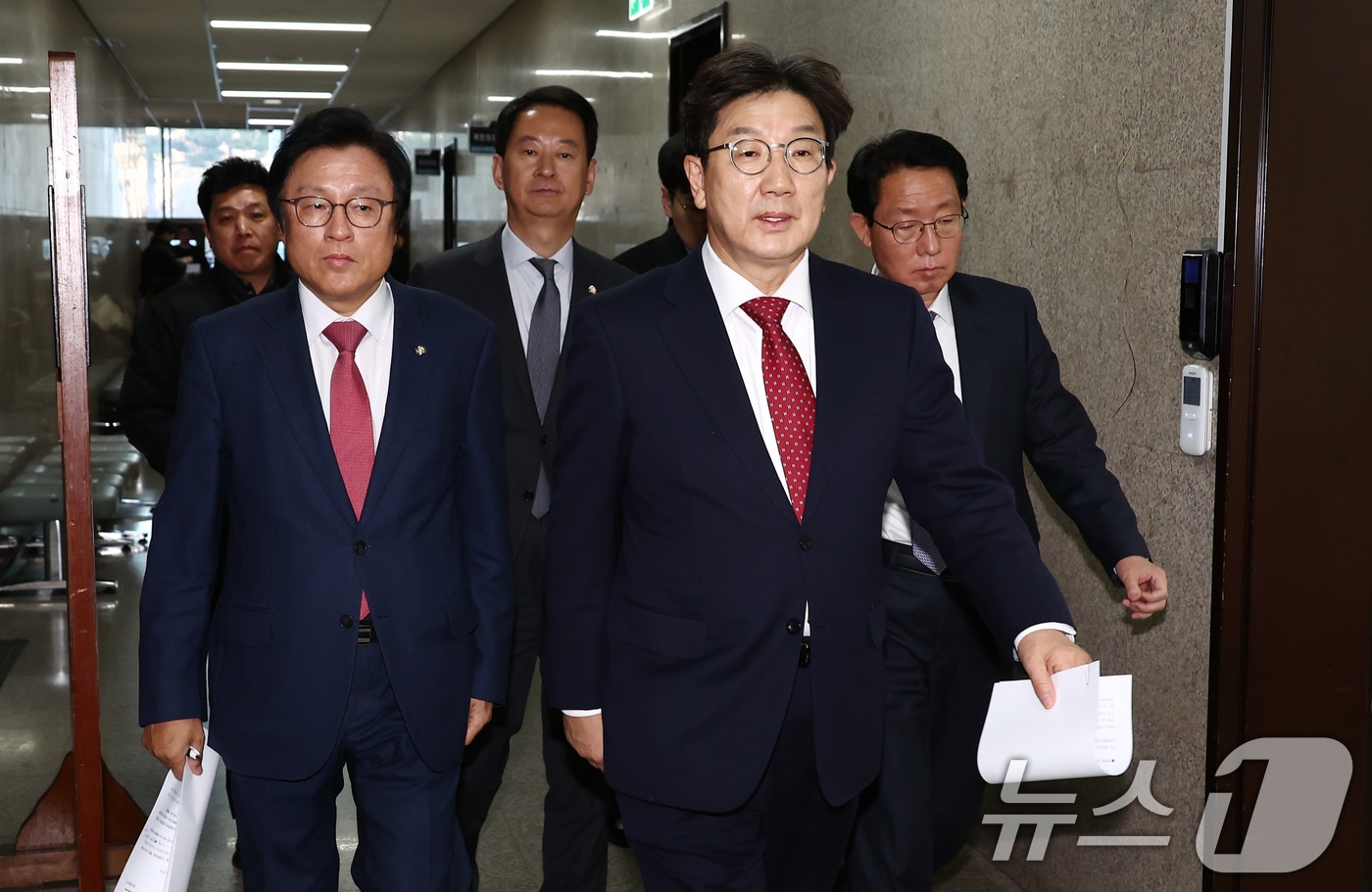 국민의힘 권성동 당대표 권한대행 겸 원내대표를 비롯한 지도부가 18일 오후 서울 여의도 국회에서 비상의원총회에 참석하기 위해 이동하고 있다. 2024.12.18/뉴스1 ⓒ News1 김민지 기자