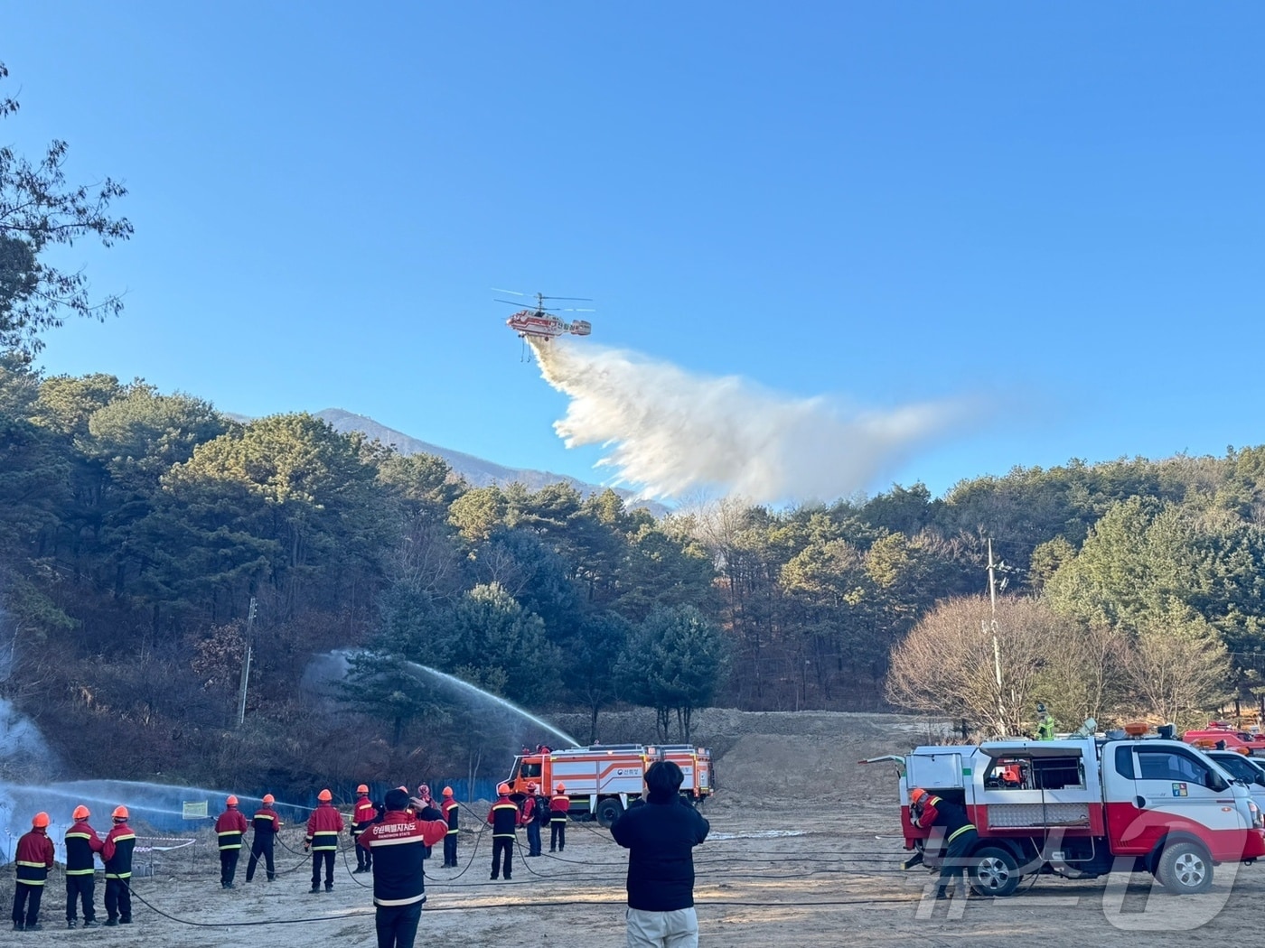 18일 철원군 동송읍 오지리 일원에서 북한 쓰레기 풍선으로 인한 야간 산불 대응 강화를 위한 유관기관 합동 산불 진화 훈련이 이뤄지고 있다.&#40;강원도 제공&#41; 2024.12.18/뉴스1