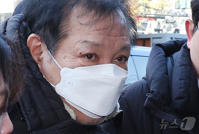 불법 정치자금 수수 혐의를 받는 '건진법사' 전성배 씨가 19일 오전 서울 양천구 서울남부지방법원에서 열린 영장실질심사(구속 전 피의자심문)에 출석하고 있다. 2024.12.19/뉴스1 ⓒ News1 장수영 기자