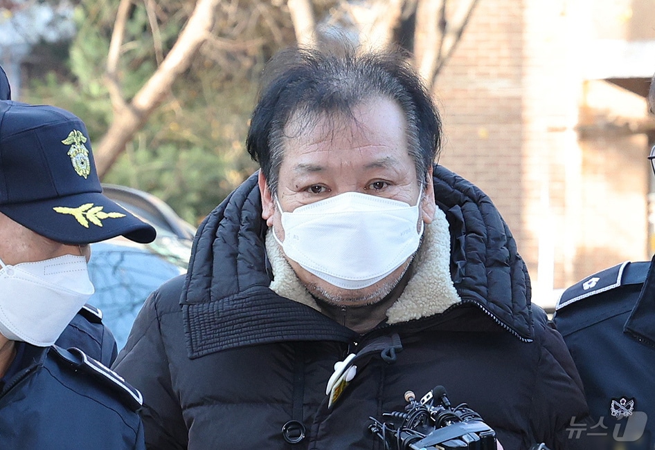 불법 정치자금 수수 혐의를 받는 '건진법사' 전성배 씨가 19일 오전 서울 양천구 서울남부지방법원에서 열린 영장실질심사(구속 전 피의자심문)에 출석하고 있다. 2024.12.19/뉴스1 ⓒ News1 장수영 기자