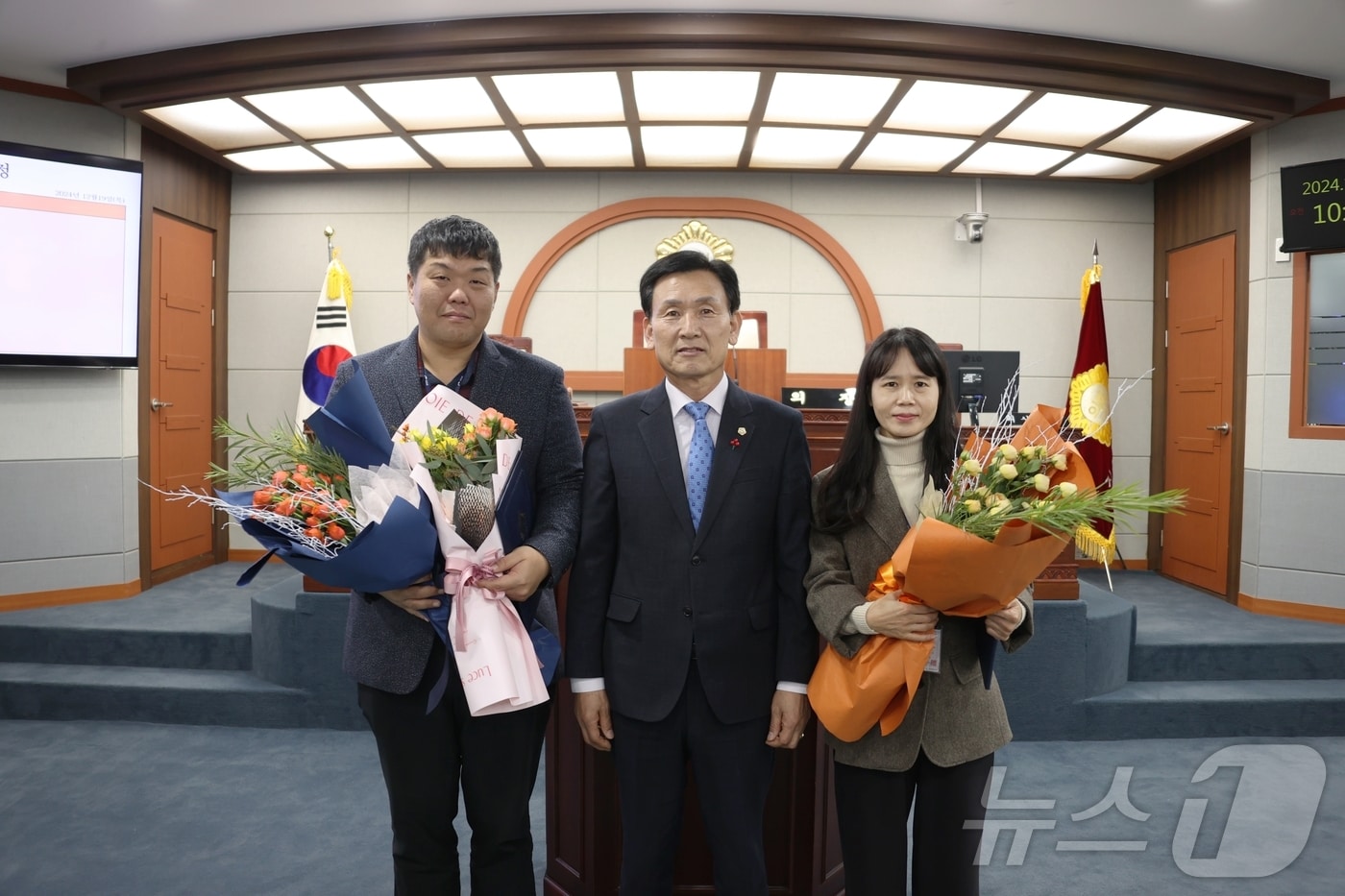 19일 동창옥 전북자치도 진안군의장&#40;가운데&#41;이 김성욱 팀장&#40;왼쪽 첫번째&#41;과 송경주 주무관&#40;오른쪽 첫번째&#41;에게 우수공무원 표창장을 수여하고 있다.&#40;의회제공&#41;2024.12.19/뉴스1