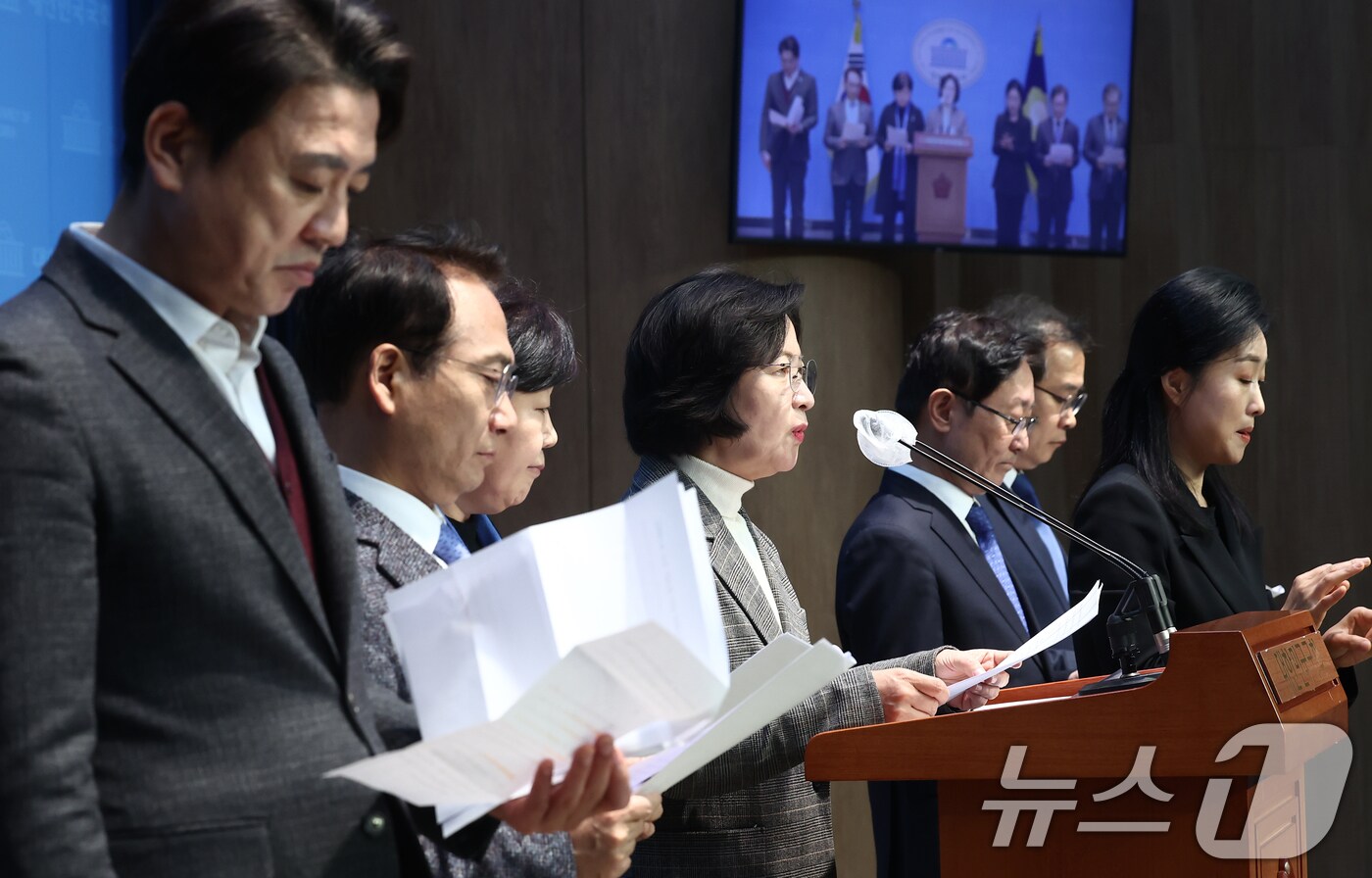 더불어민주당 윤석열 내란진상조사단 추미애 단장과 의원들이 19일 오전 서울 여의도 국회 소통관에서 12·3 내란 관련자들의 철저한 조사를 촉구하는 기자회견을 하고 있다. 12.19/뉴스1 ⓒ News1 김민지 기자