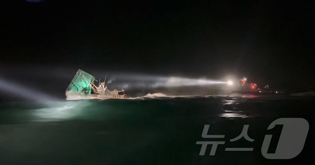 18일 오후 8시 20분쯤 전남 여수시 남면 안도 일원 해상에서 여수해경이 불법조업을 한 새우잡이 어선을 추적하고 있다.&#40;여수해경 제공&#41;2024.12.19/뉴스1