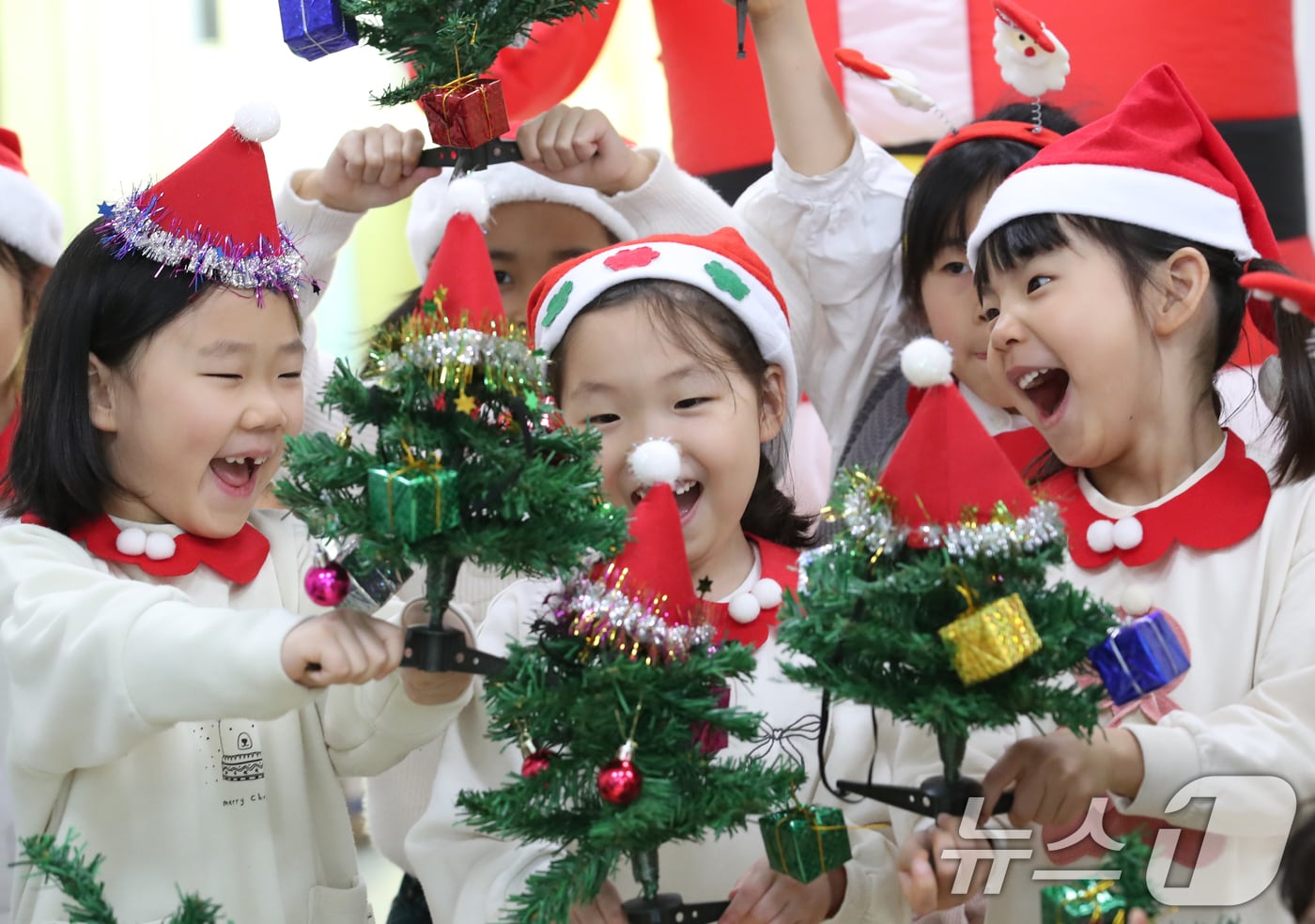 26일 대전·충남은 대체로 흐린 가운데 서해중부해상에 바람이 강하게 불고 물결이 높게 일겠다. 대전 유성구청 어린이집에서 원생들이 직접 만든 크리스마스 트리를 들고 즐거워 하고 있다. /뉴스1 ⓒ News1 김기태 기자