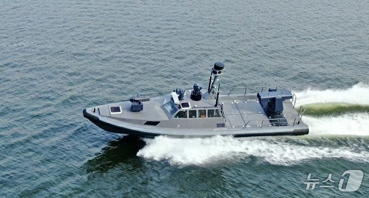 LIG넥스원이 방위사업청과 ‘정찰용 무인수상정 체계개발사업’ 계약 체결을 완료했다. 미래 해양 무인체계의 핵심인 무인수상정 연구개발과 해군 유‧무인 복합전투체계인 ‘네이비 씨 고스트(Navy Sea GHOST)’의 완성을 향한 의미있는 진전이다. 사진은 LIG넥스원의 무인수상정 해검3. (LIG넥스원 제공) 2024.12.19/뉴스1