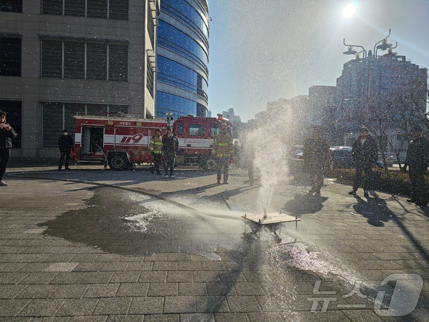 전북자치도소방본부는 19일 전북도청 앞에서 전기차 전용 화재진압장비인 &#39;관통형 방사장치&#40;EV-Drill Lance&#41;&#39; 시연회와 운용자 교육을 실시했다고 밝혔다.&#40;전북소방 제공&#41; 2024.12.19/뉴스1