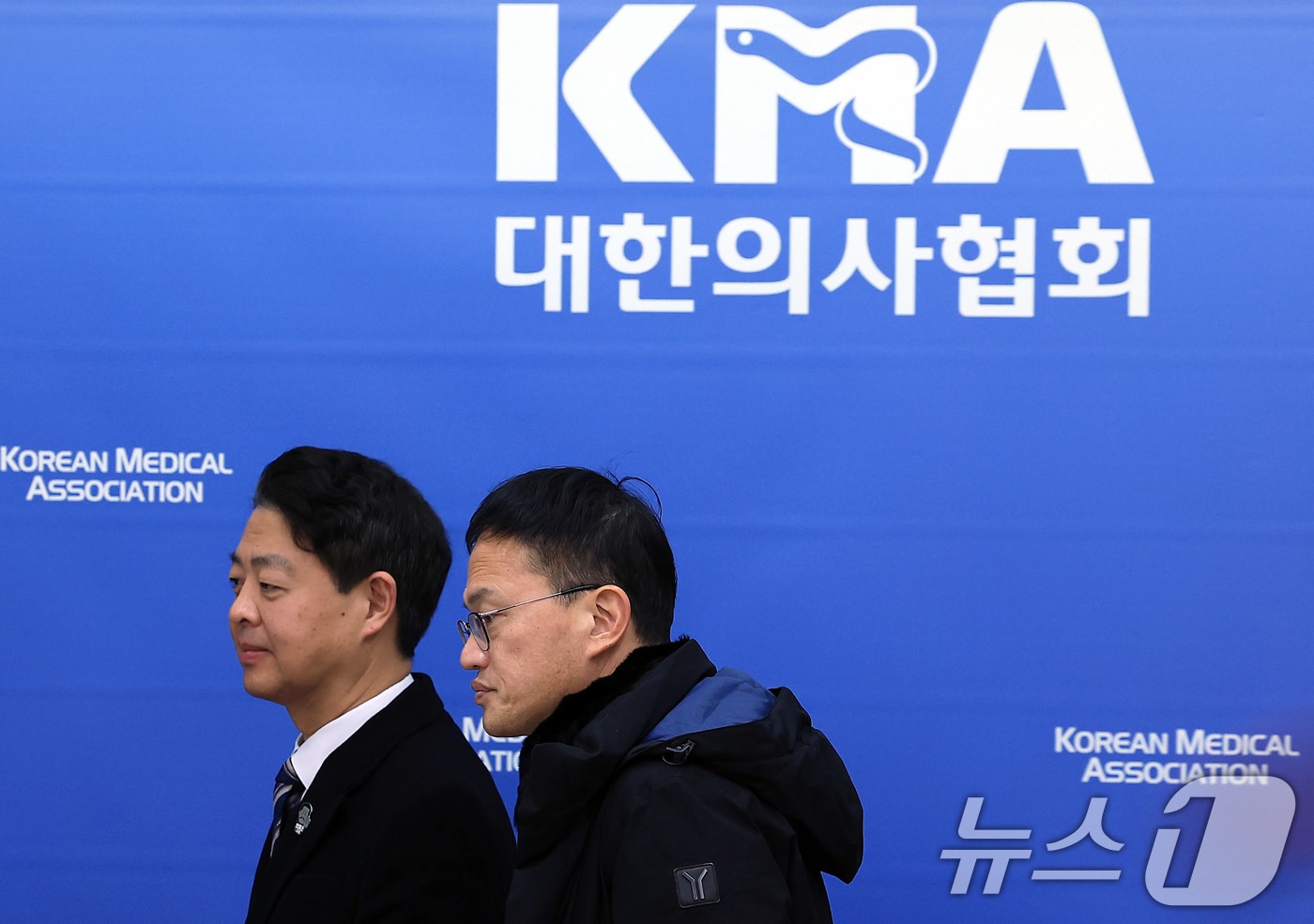 김영호 국회 교육위원장(왼쪽)과 박주민 국회 보건복지위원장이 19일 오후 서울 용산구 대한의사협회에서 열린 국회-대한의사협회 비대위-대한전공의협의회 비대위 간담회에 참석하고 있다. 2024.12.19/뉴스1 ⓒ News1 박정호 기자