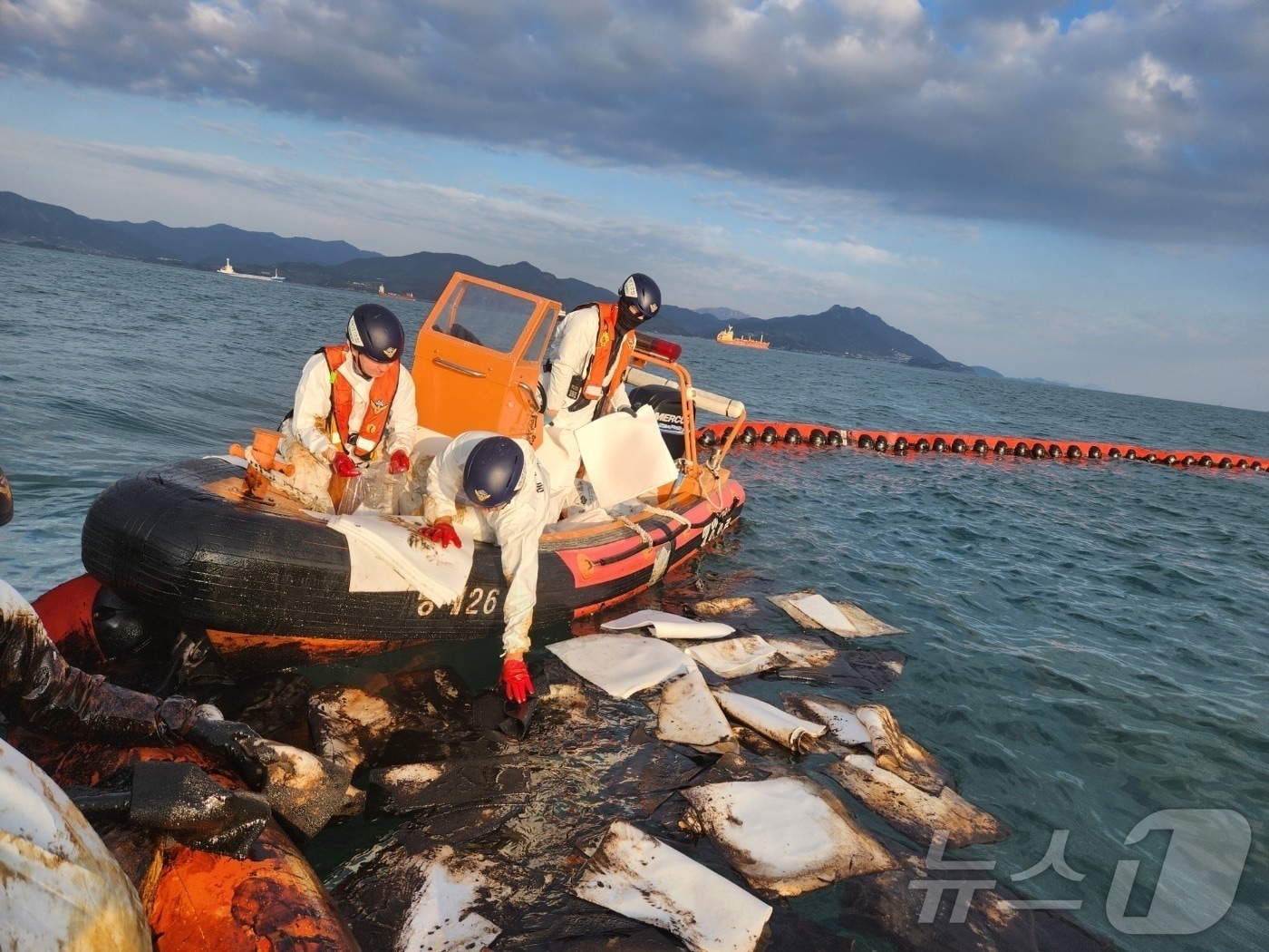 여수해경이 1일 오후 돌산 앞바다 해상 정박지 화물선에서 급유 중 유출이 발생하면서 긴급방제를 하고 있다.(여수해경 제공)2024.12.02./뉴스1