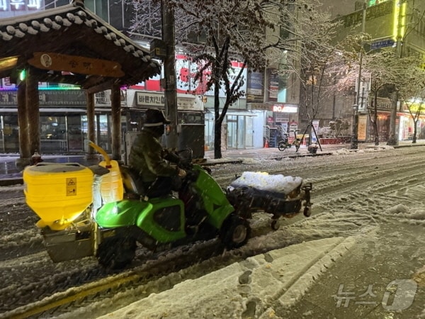  종로구 제설작업 현장&#40;종로구 제공&#41;