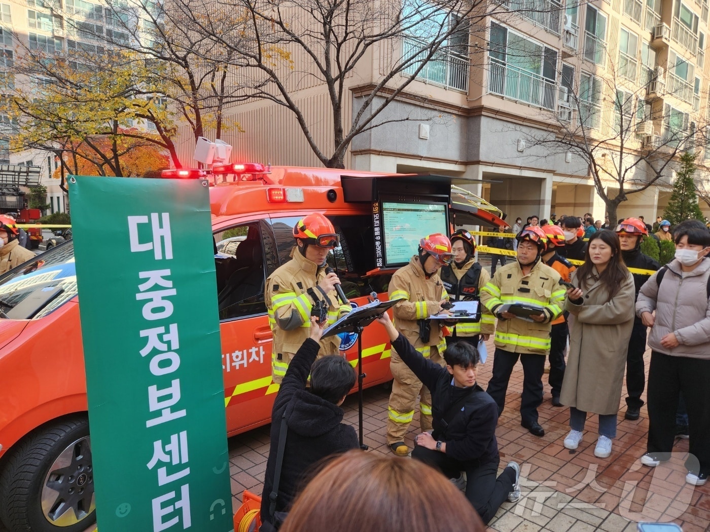 2일 오전 10시 25분쯤 화재가 난 대구 수성구 황금동 한 아파트 단지 내에서 소방 당국이 화재 사고 개요에 대해 설명하고 있다.(대구 수성소방서 제공) 2024.12.2/뉴스1 ⓒ News1 이성덕 기자