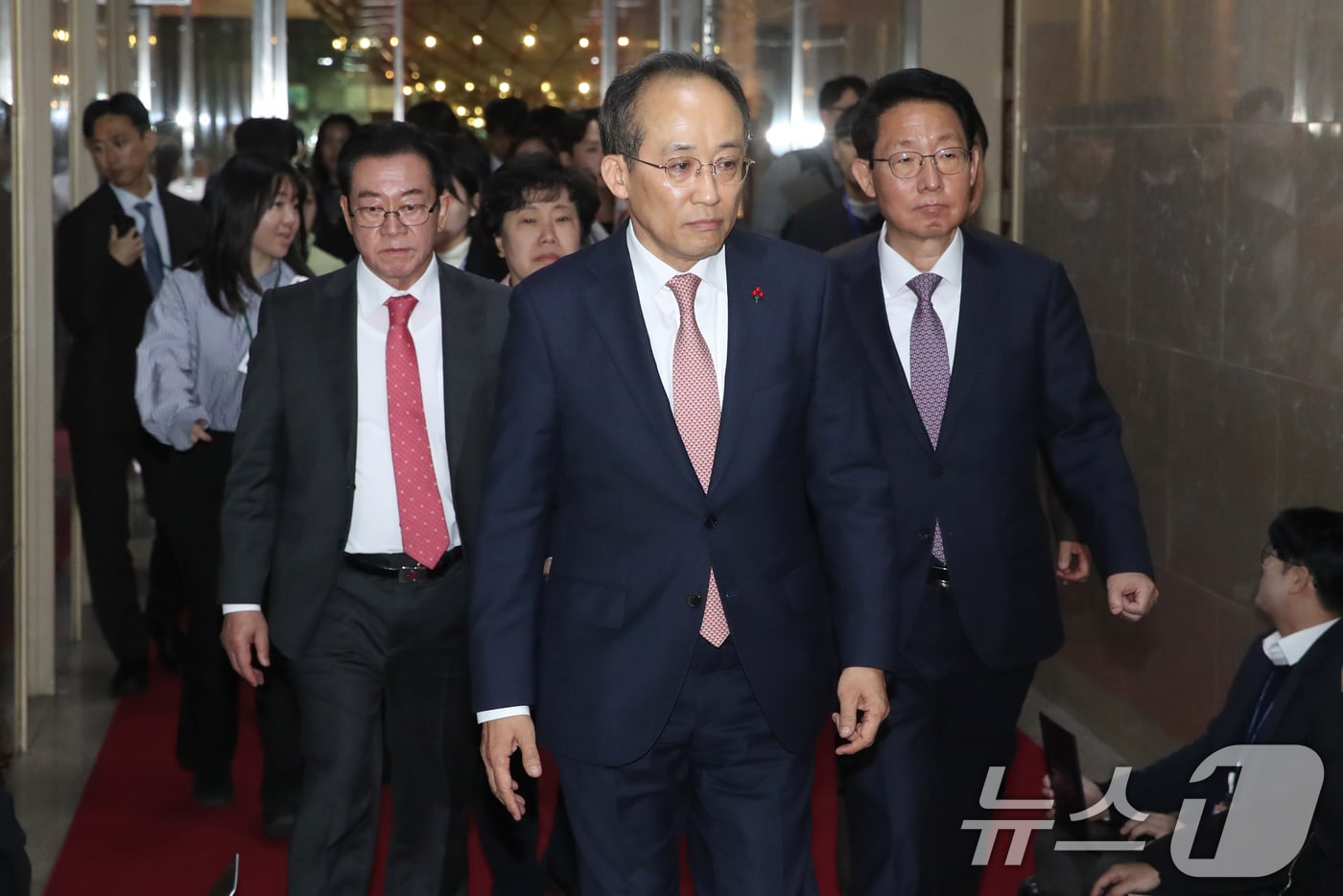 추경호 국민의힘 원내대표와 의원들이 2일 오전 서울 여의도 국회에서 예산안과 관련해 국회의장을 만나기 위해 의장실로 향하고 있다. 2024.12.2/뉴스1 ⓒ News1 이광호 기자