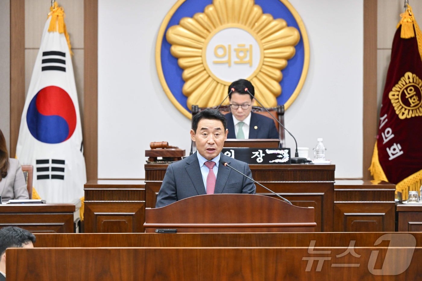 백영현 포천시장이 2일 시의회에서 내년도 예산안 관련 시정운영 방향을 발표하고 있다.&#40;포천시 제공&#41;