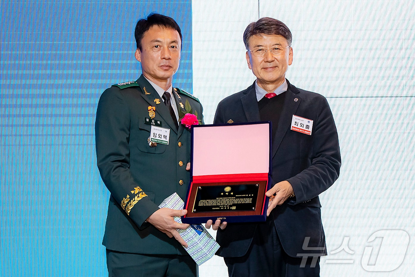 최외출 영남대 총장이 ROTC 34기 임외택 준장&#40;왼쪽&#41;의 진급을 축하하고 있다. &#40;영남대 제공&#41;