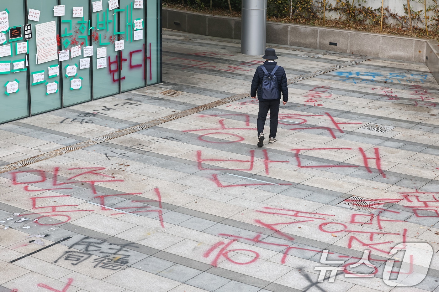 2일 서울 성북구 동덕여자대학교 100주년기념관 일대가 남녀공학 전환에 반대하는 학생들의 '래커 시위' 등으로 어수선한 분위기를 나타내고 있다. 2024.12.2/뉴스1 ⓒ News1 민경석 기자