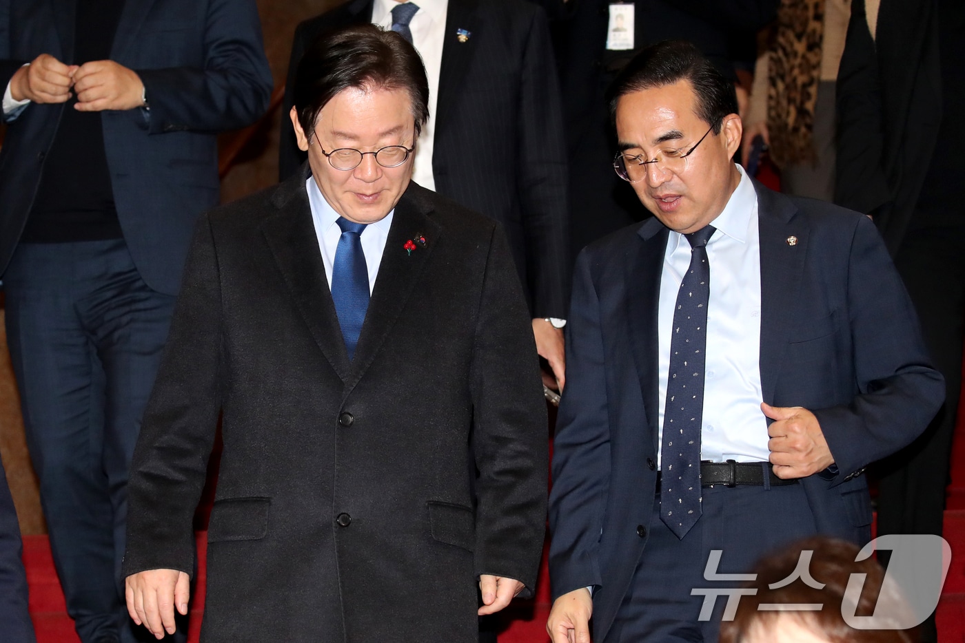 2024년 12월 2일 당시 이재명 더불어민주당 대표가 서울 여의도 국회에서 열린 본회의를 마친뒤 박홍근 의원과 대화하며 이동하고 있다. 2024.12.2/뉴스1 ⓒ News1 이광호 기자