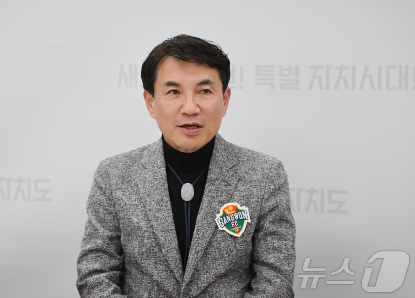 김진태 강원특별자치도지사가 2일 현안 브리핑에서 방위산업 혁신클러스터 유치와 관련해 발언하고 있다.(강원도 제공)/뉴스1