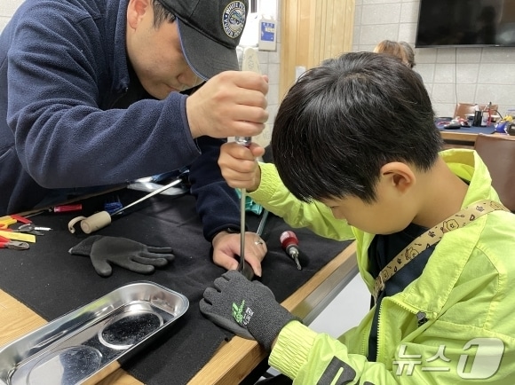  성동 공유센터에서 제품을 수리하는 모습&#40;성동구 제공&#41;