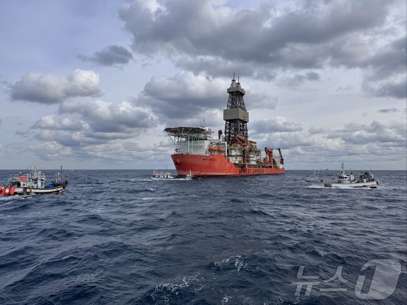 지난해 12월20일 경북 포항시 구룡포홍게통발어민들이 탄 어선들이 동해심해가스 석유전 개발사업인 '대왕고래' 1차 시추작업 지점인 포항 앞 바다에서 시추선 '웨스트 카펠라호' 앞에서 어장 피해 보상을 요구하는 해상시위를 벌이고 있다. 2024.12.20/뉴스1 ⓒ News1 최창호 기자