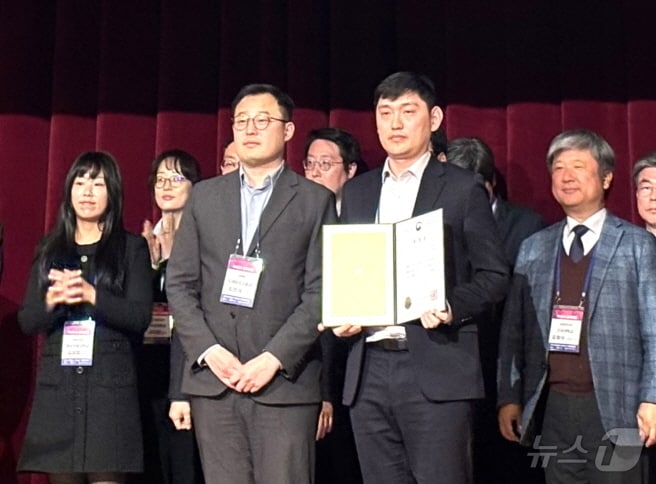 김기현 전북대 교수&#40;사진 앞쪽 오른쪽&#41;가 최근 반도체 분야 인재양성에 기여한 공로로 교육부장관 표창을 받았다.&#40;전북대 제공&#41;