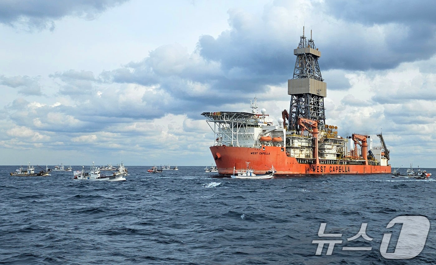 20일 경북 포항시 구룡포홍게통발어민들이 탄 어선들이 동해심해가스 석유전 개발사업인 '대왕고래' 1차 시추작업 지점인 포항 앞 바다에서 시추선 '웨스트 카펠라호' 앞에서 어장 피해 보상을 요구하는 해상시위를 벌이고 있다. 2024.12.20/뉴스1 ⓒ News1 최창호 기자